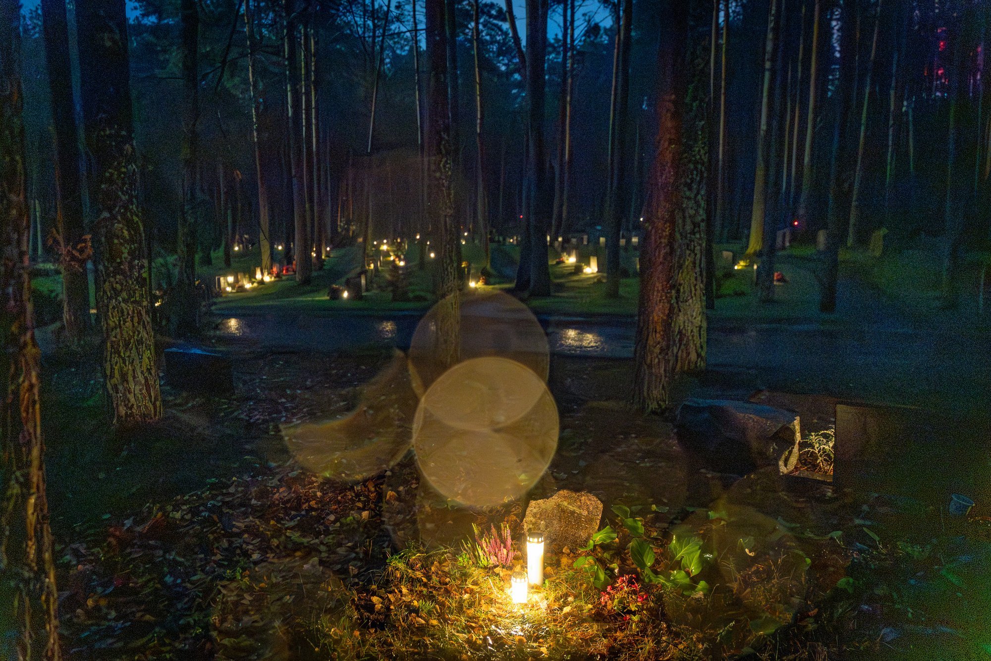 FOTOD JA VIDEO | Vaikne aeg mälestada ja mõtiskleda. Hingedepäeval süüdati küünlad nii surnuaedades kui koduakendel