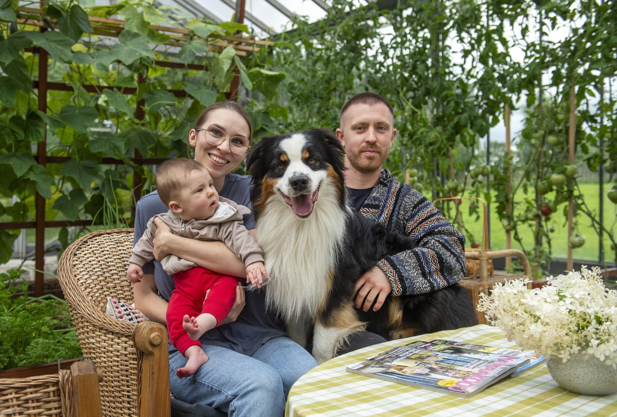 Noor paar kolis Raplamaale tallu ja ehitas kauni kanamaja, käimla ning kasvuhoone