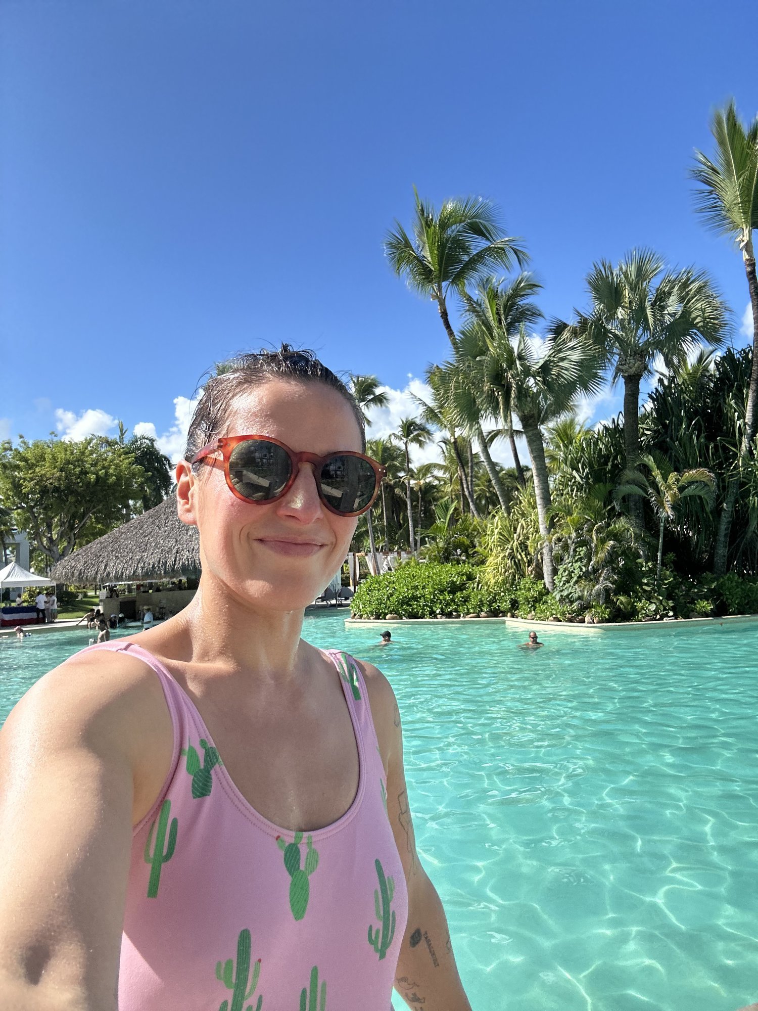 Sandra Sillamaa sattus poegadega Dominikaanis reisides seiklustesse. „Äkki hakkas üle hoovi kõlama „halleluuja!““