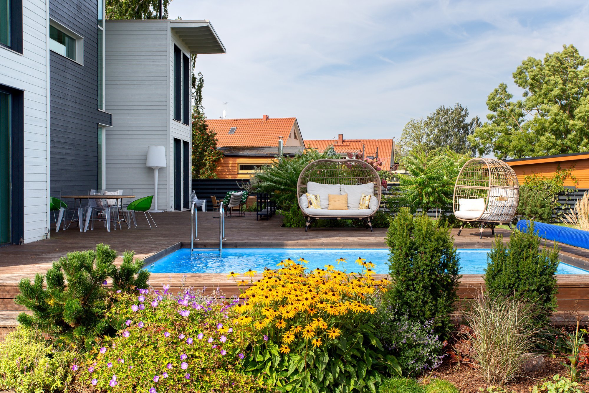 Kodu Pärnu jõe ääres võlub rõõmsalt eklektilise interjööri ja aastaringset ilu pakkuva aiaga