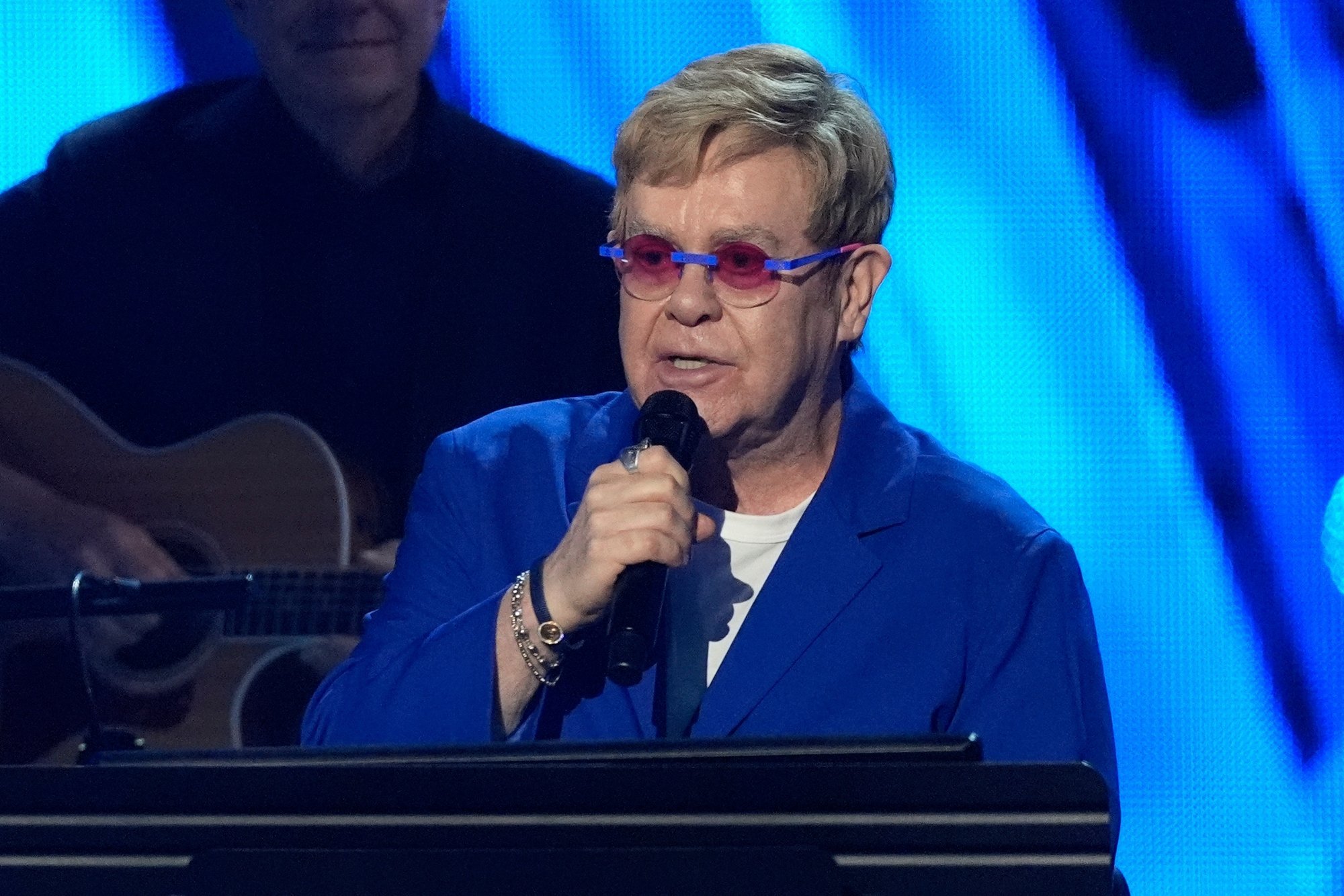 „See on olnud laastav.“ Nägemisvõime pea kaotanud Elton John on viimasel ajal kimpus igapäevategevustega
