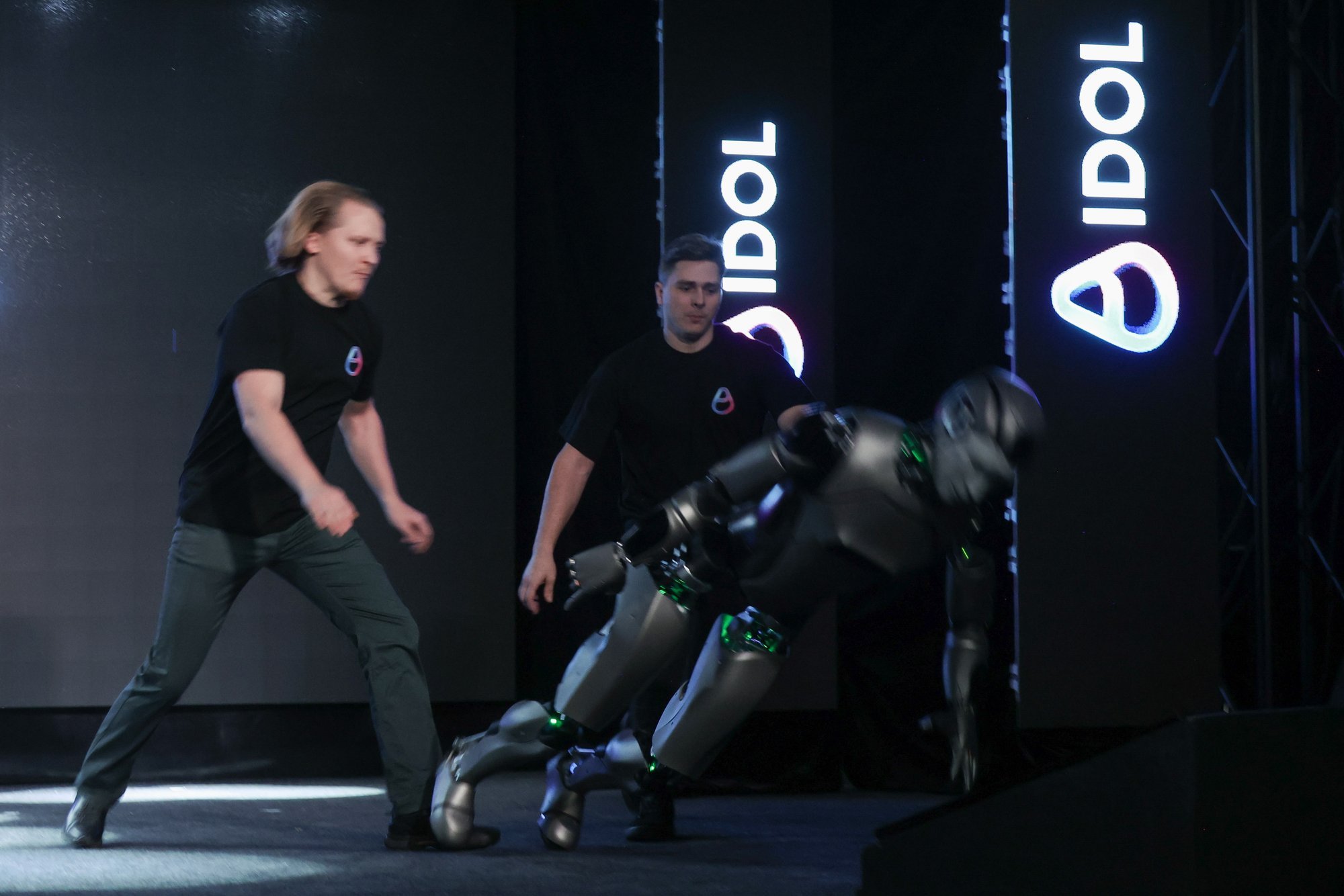 VIDEO | Venemaa esimene inimkujuline robot kukkus pidulikul esitlusel ninali