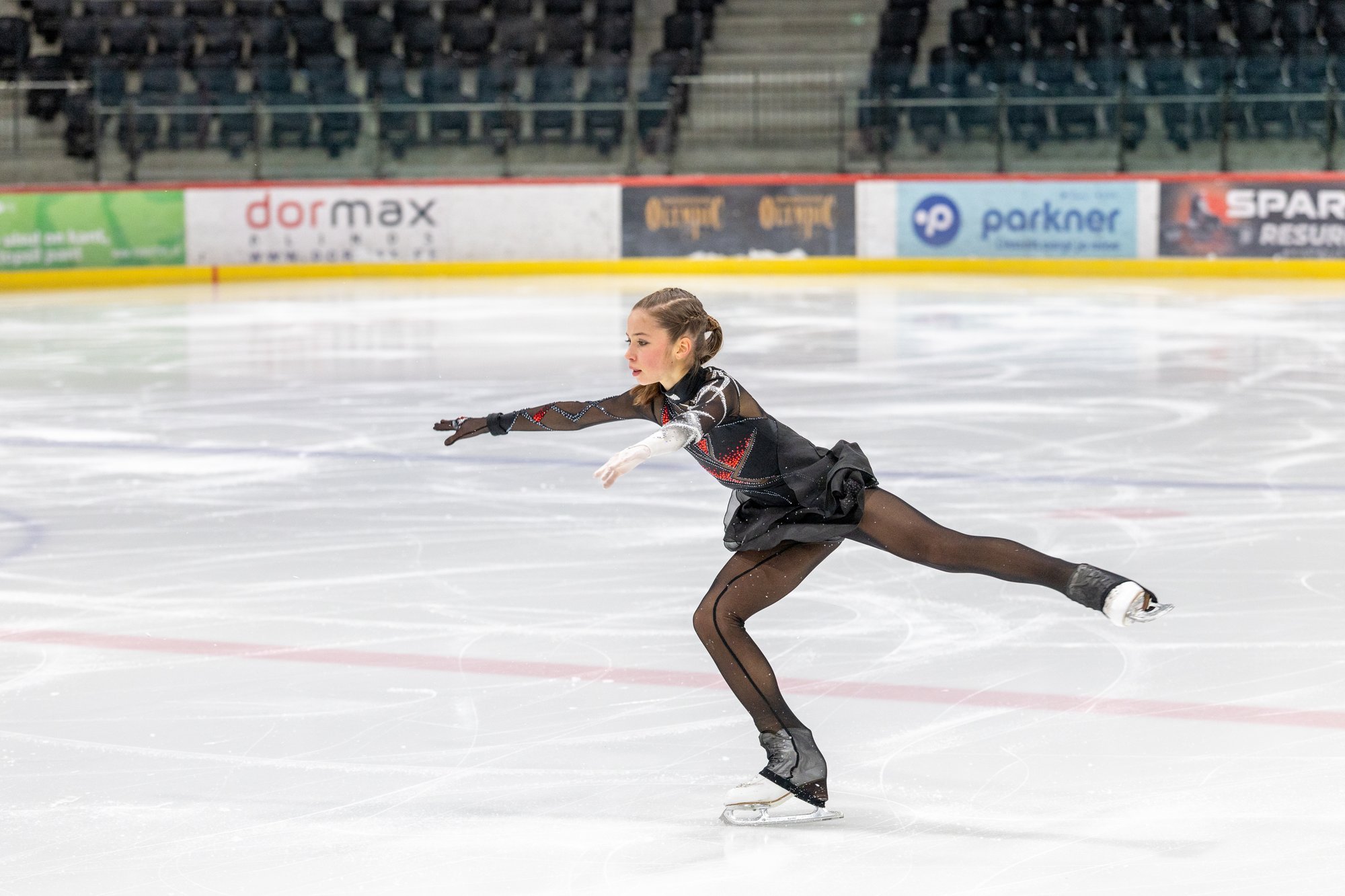 Eesti iluuisutalent kritiseeris alaliitu. „Kas meie täiskasvanud kardavad juunioridega võistelda?“