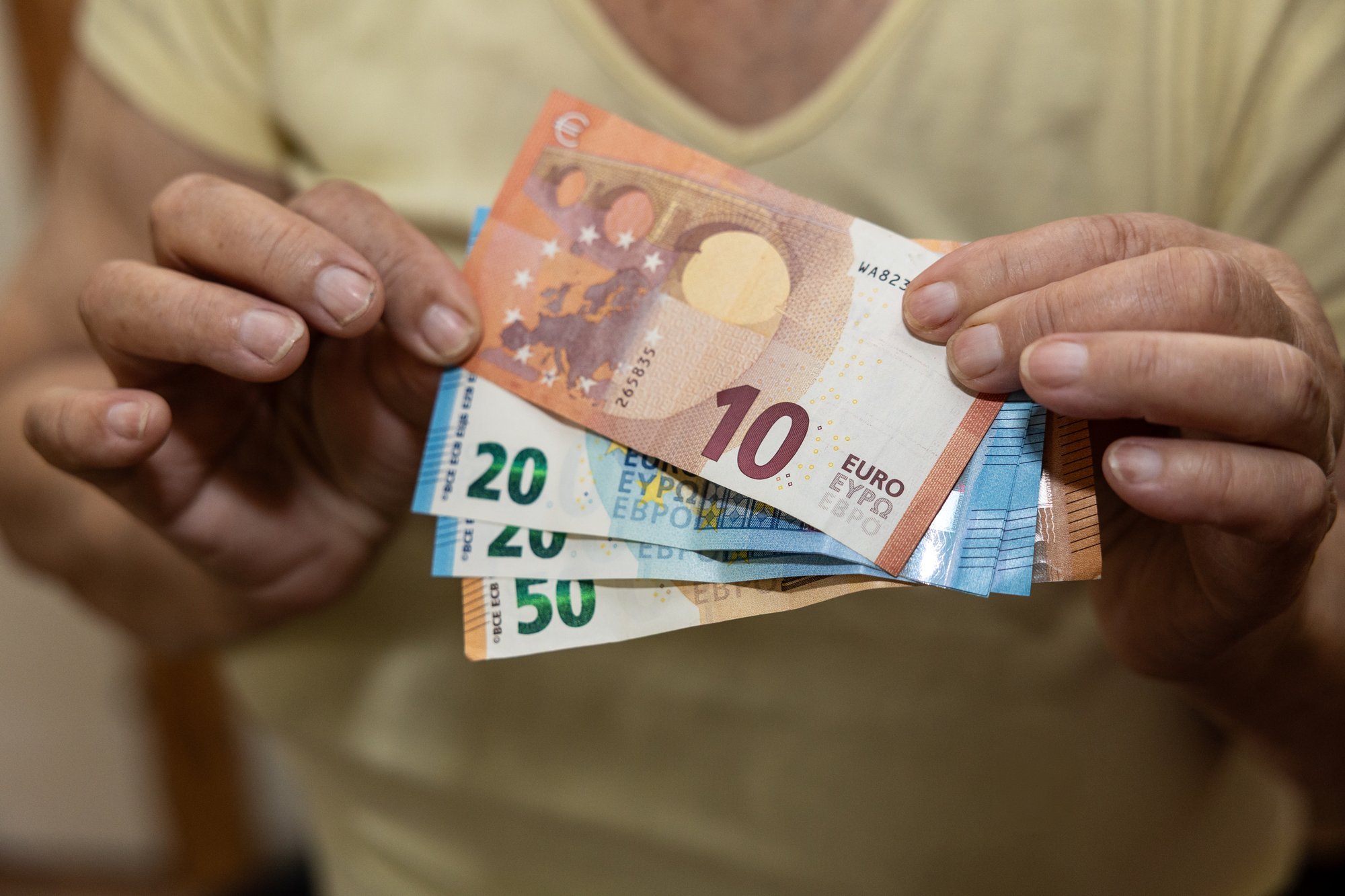 Aasta lõpuga kaasnevad suured kulutused sunnivad inimesi otsima tööampse