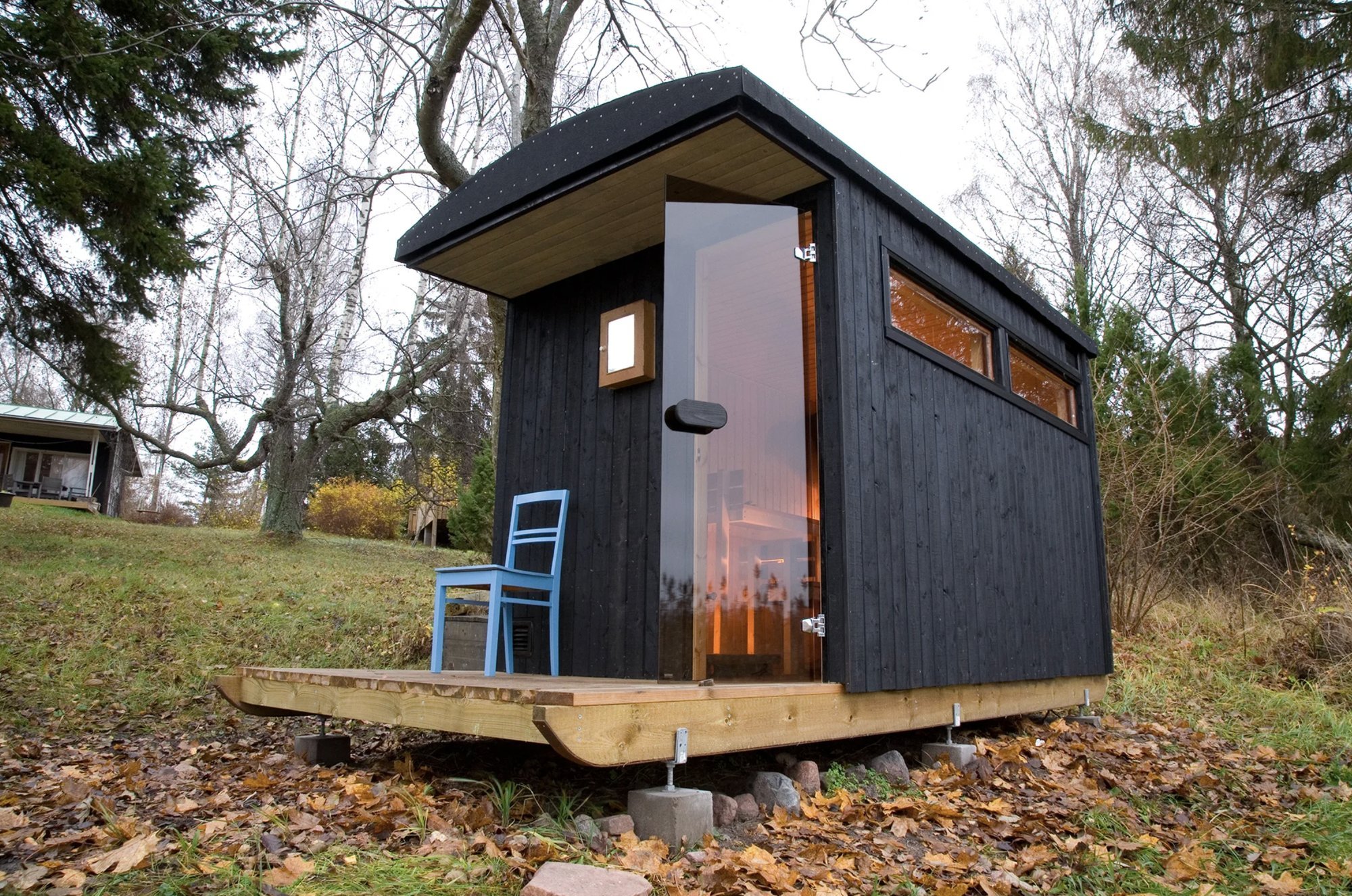 Kui veekogu äärde ehitada ei saa – lahenduseks on kelgujalastele püstitatud mobiilne saunamaja