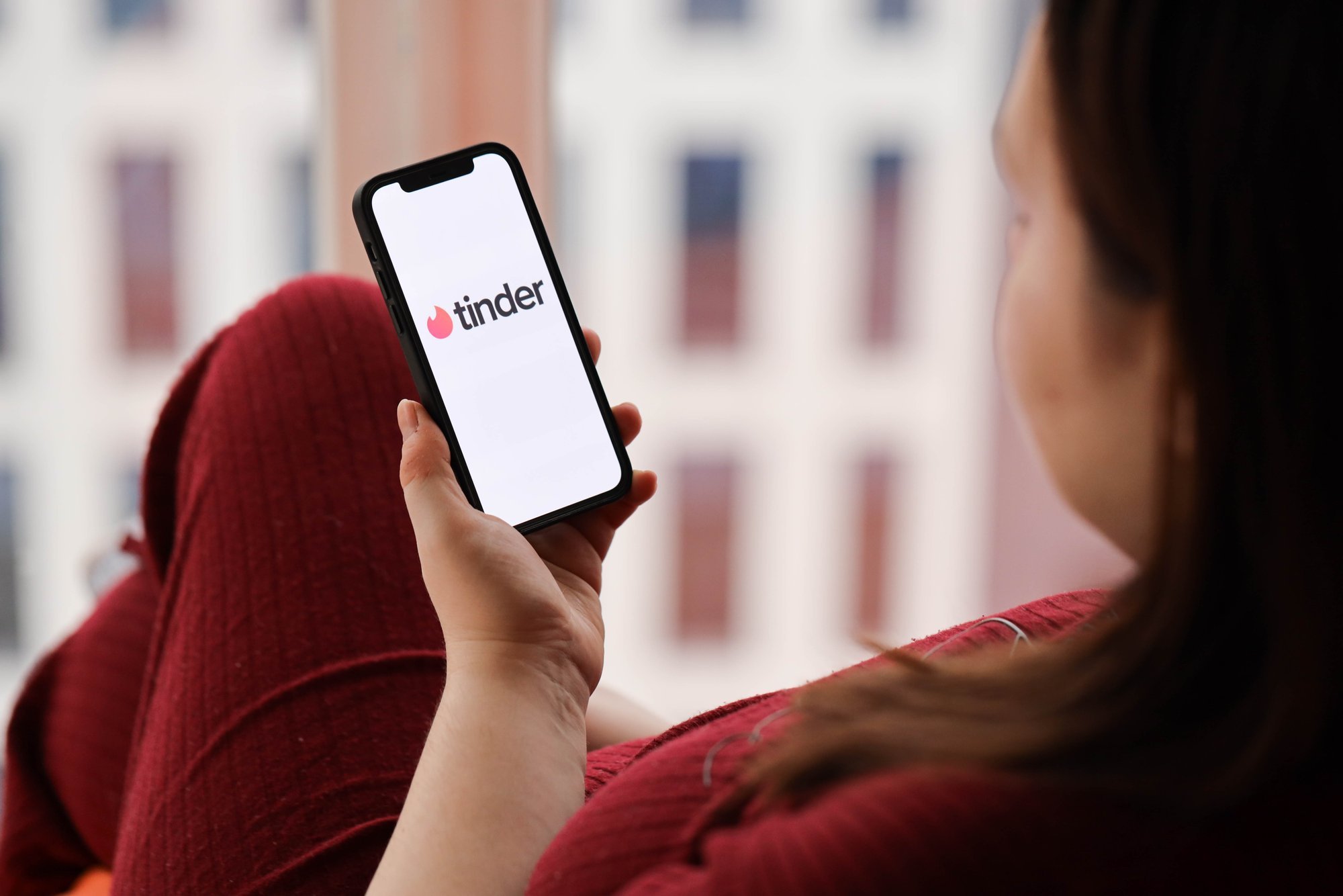 Tinderi kaudu tutvunud naine pettis mehelt välja 50 000 eurot