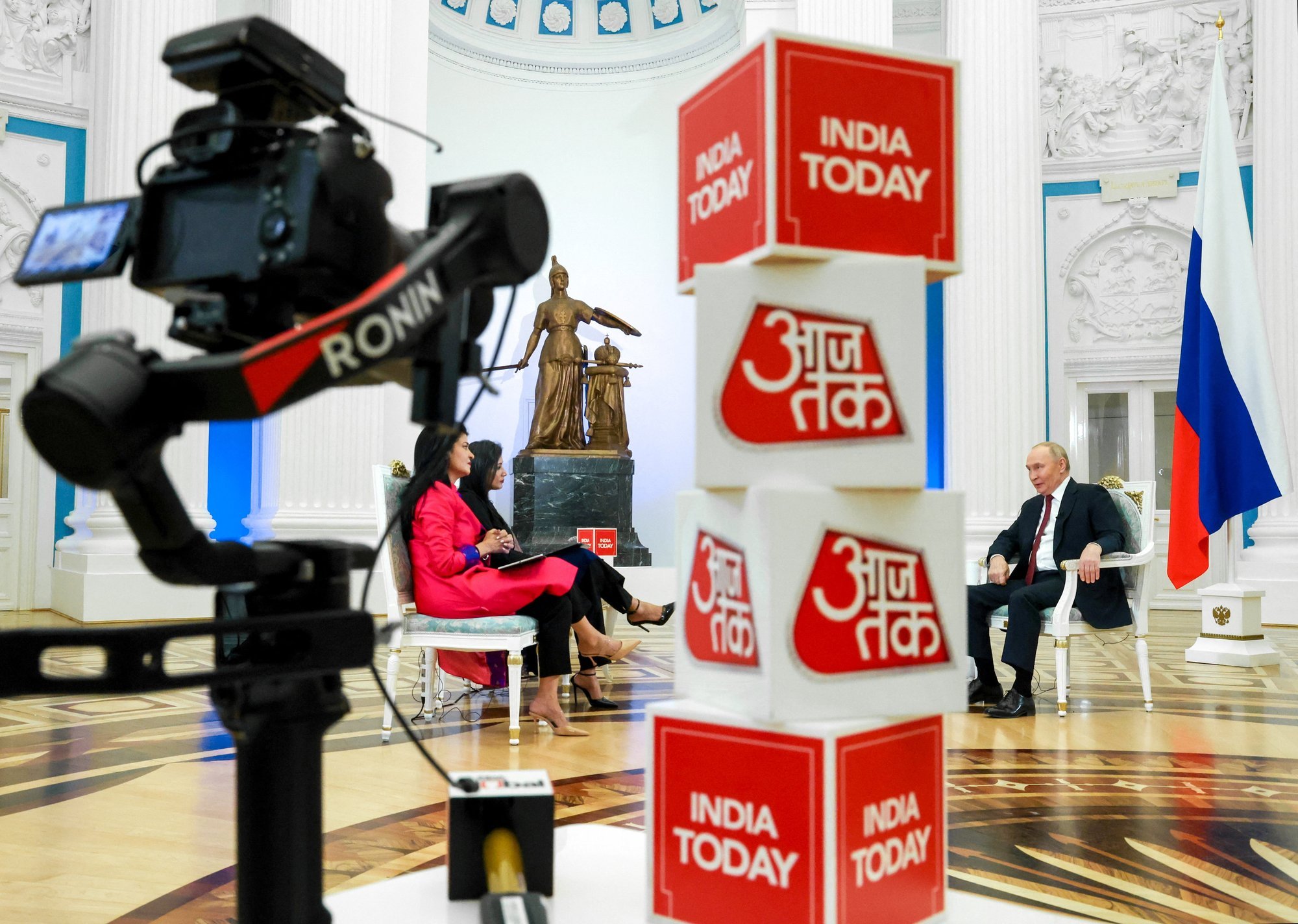 India ajakirjanik küsis Putinilt, miks ta hävitab Donbassis venekeelsete ja -meelsete kodusid. Putin ei saanud küsimusest aru