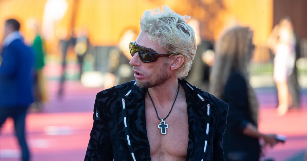 KUUM KLÕPS ⟩ Strippar Marco Tasane lippas poolpalja päkapikuna mööda Tartu tänavaid: teen lollusi