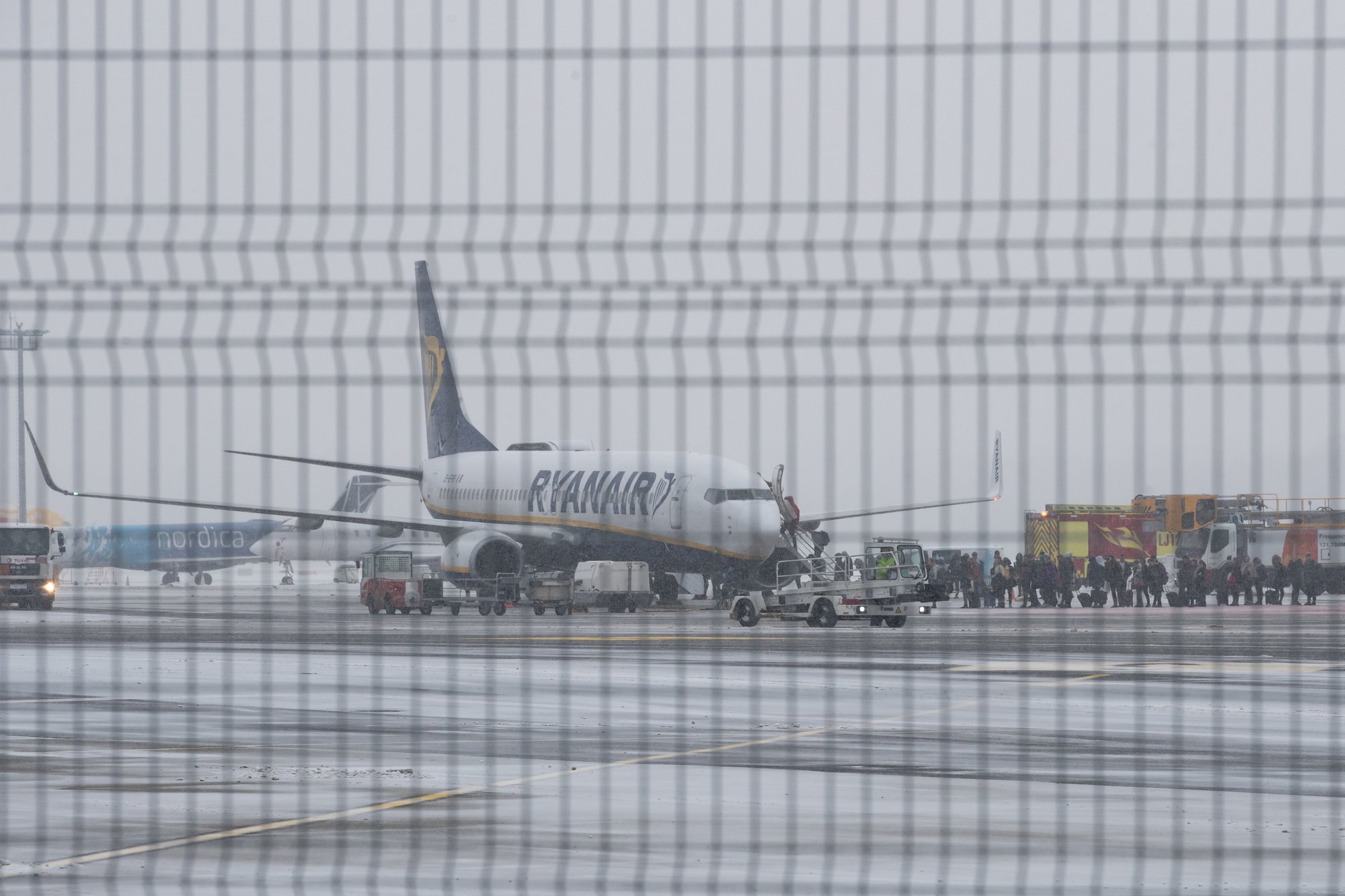 Tormituuled paiskasid Soomes kaks lennukit lumevalli, viga keegi ei saanud