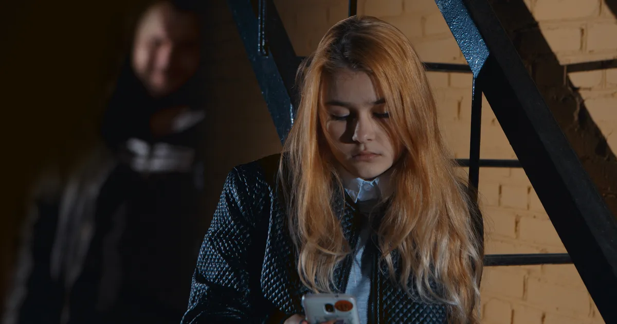 «Lühike sõna tundmatult saatjalt helendab pimedas telefoniekraanil ja halvab teda. Hirm naaseb silmapilkselt»