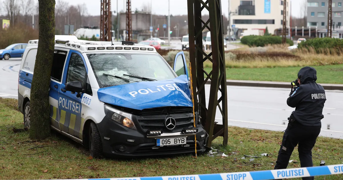 FOTOD ⟩ Tallinnas sõitis politseibuss vastu posti