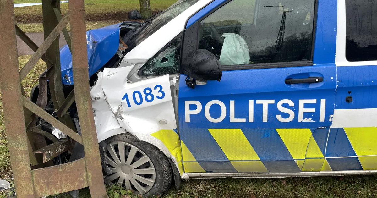 VIDEO ⟩ Politseibuss tegi Haaberstis avarii ja paiskus vastu posti