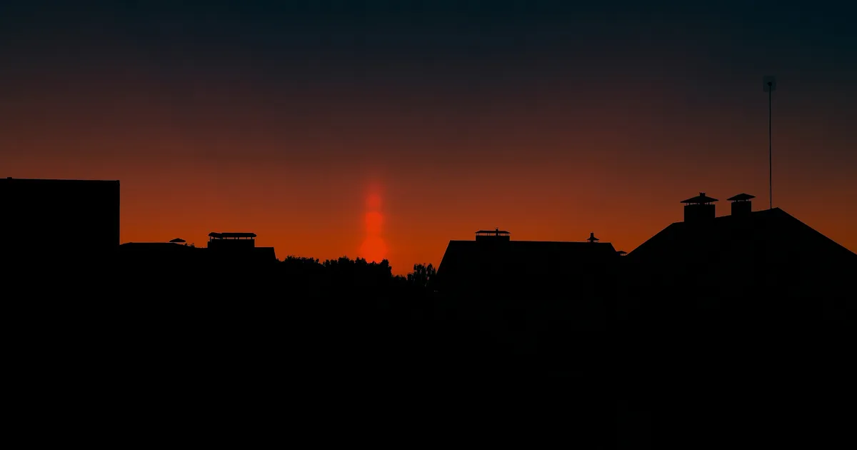 VIDEO ⟩ Itaalia linna kohale tekkis teist korda kummaline punase valguse sõõr