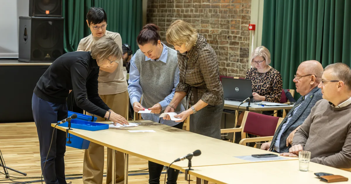 GALERII ⟩ Saarde volikogu esimehe valimisel tõusis esile tema värvikate somepostituste teema