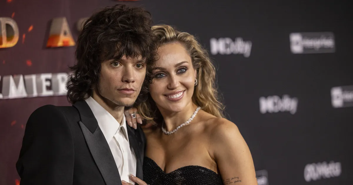 PALJU ÕNNE! ⟩ Miley Cyrus on kihlunud: staar näitas punasel vaibal uhket sõrmust