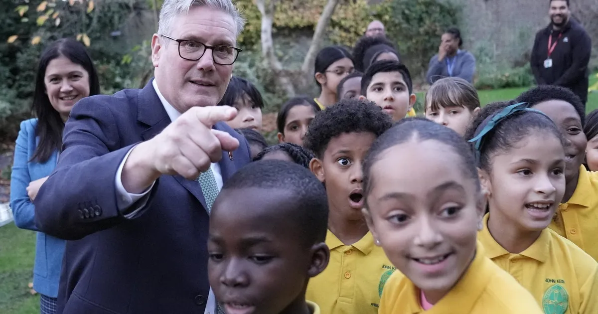 MIHKEL KUNNUS ⟩ Pilk demograafilisse WC-potti usaldusväärsest kaugusest