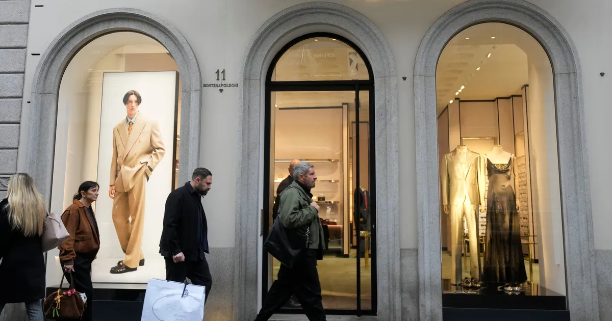 Suurtehing moemaailmas: Prada ostab soodushinnaga Versace'i