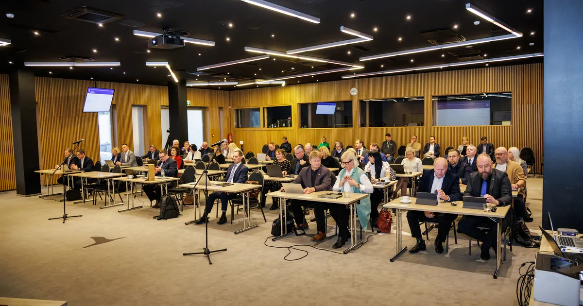 RAAVO RAADIK ⟩ Kas tõesti tuleb eelisjärjekorras ette võtta volinike palga teema?