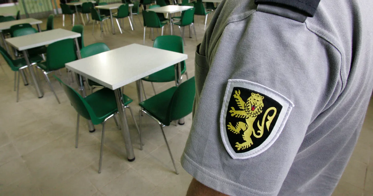 Prokuratuur lõpetas sööklast putru varastanud vangivalvuri kriminaalmenetluse