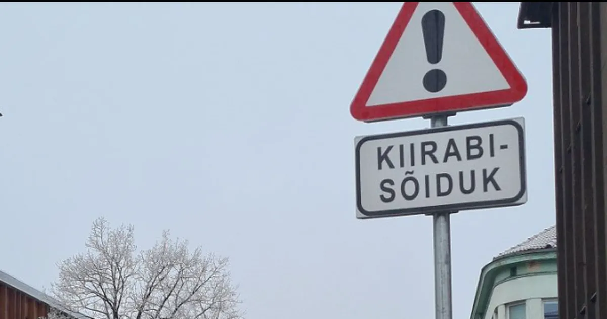 Kiirabisõiduki märgi alla parkinud auto tekitab poleemikat: kas nii ikka tohib?