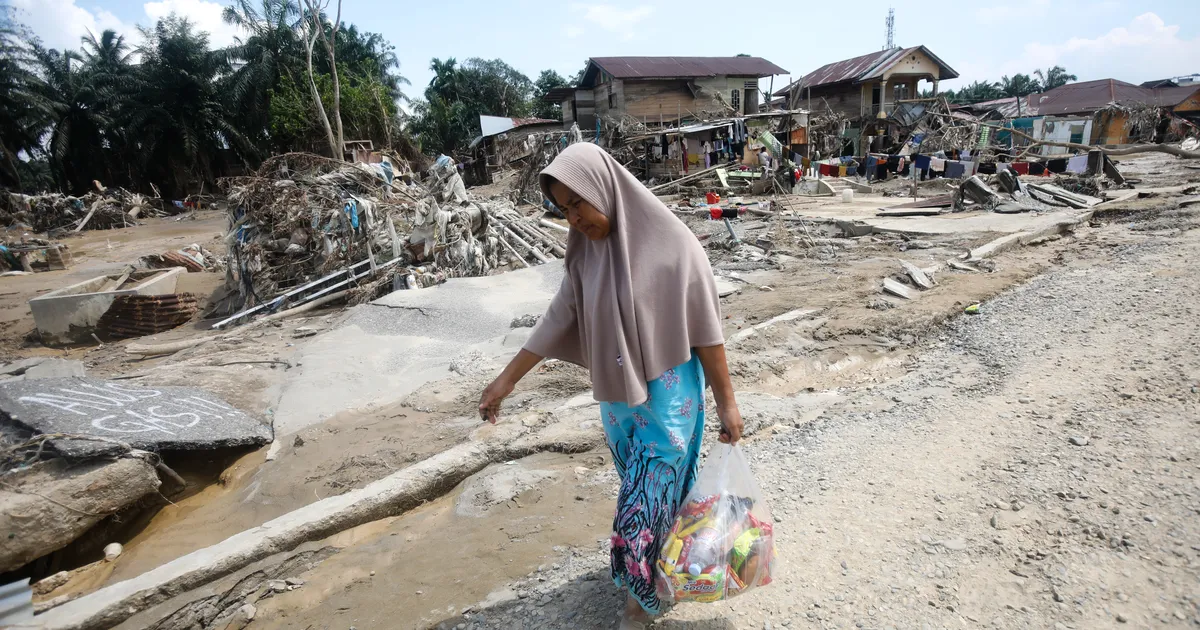 KÜLAD JÄÄNUD ABITA ⟩ Indoneesia tulavdest eluga pääsenud inimesi ähvardab nüüd näljasurm