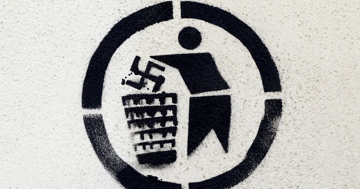 Kaitsealuses majas tegutsev Soome kool on hädas põrandasse ehitatud haakristidega