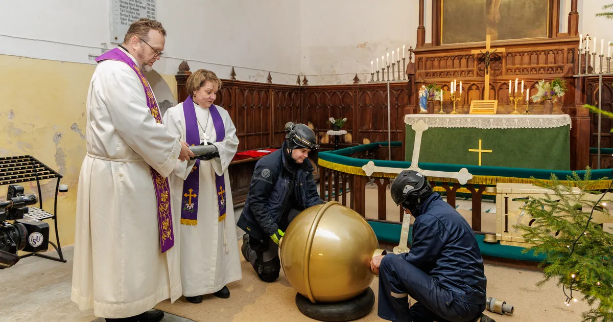 GALERII ⟩ Vaata lähemalt: mis peideti uude ajakapslisse Audru kirikutorni tippu?