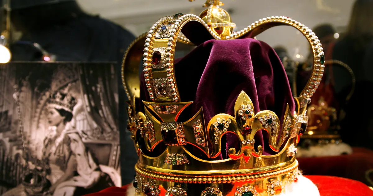 VIDEO ⟩ Inglismaal üritas rühmitus ajaloolist kuningakrooni hävitada: «Demokraatia on murenemas!»