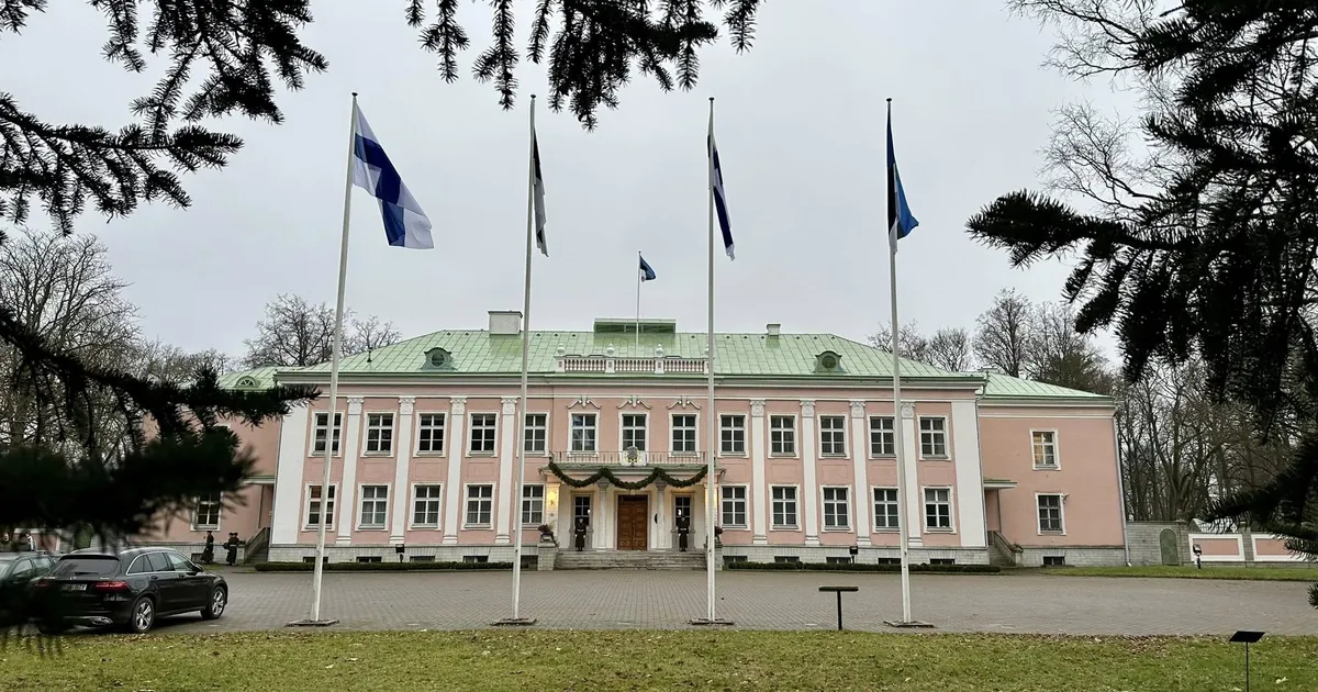 FOTOD ⟩ Kadrioru lipuväljakul lehvisid kõrvuti Eesti ja Soome lipud
