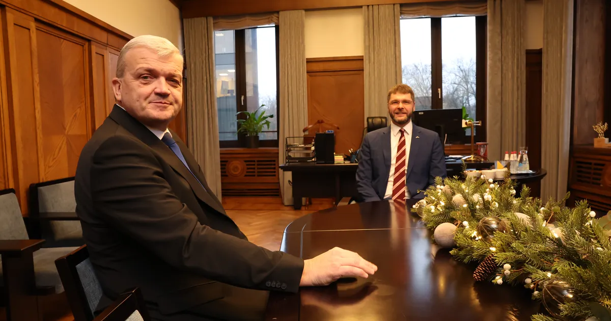 FOTOD ⟩ Ossinovski tutvustas Raudsepale Tallinna linnapea kabinetti