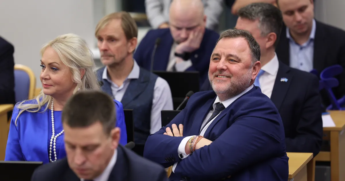 Linnavolikogu istung algas palaganiga