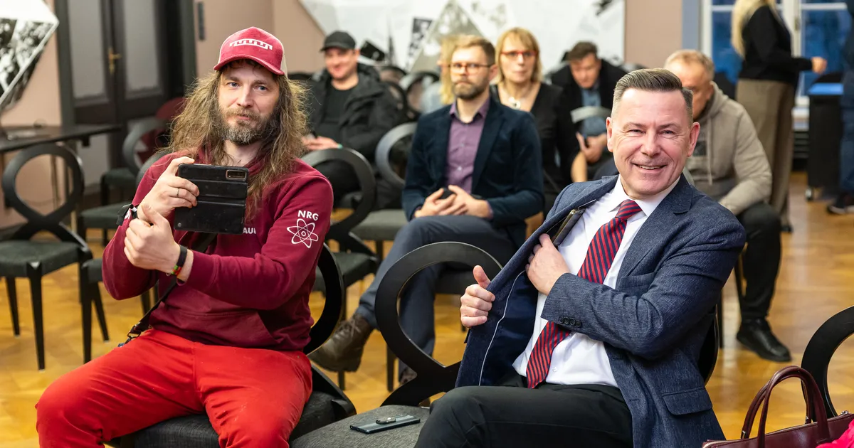 FOTOD ⟩ Poliitaktivist Meelis Kaldalu sekkus valjuhäälselt e-häälte hävitamisse