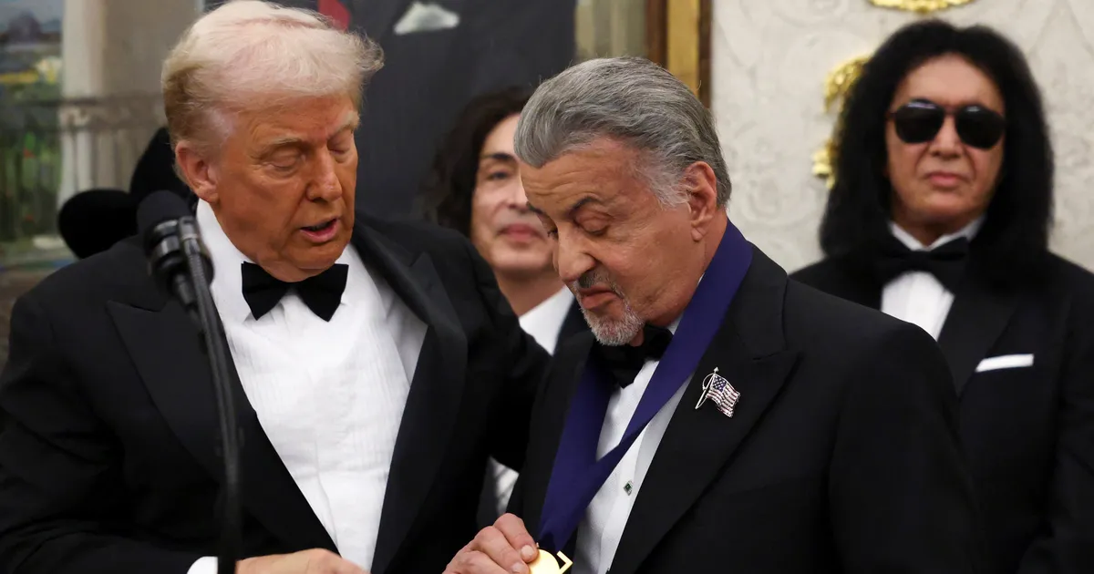 Oih! Donald Trump astus Stallone'ile medalit andes ämbrisse