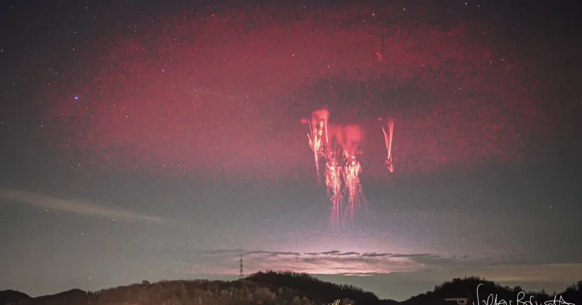 VAPUSTAV KAADER ⟩ Fotograaf püüdis ühele pildile kaks üliharuldast atmosfäärinähtust