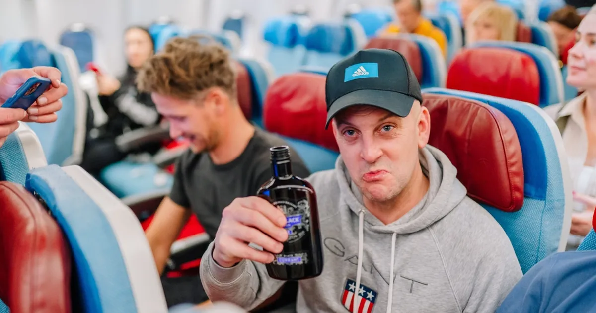 KAS ÕIGLANE? ⟩ Paar maksis kentsakalt kätte kaasreisijatele, kes nende istekohad ära võtsid