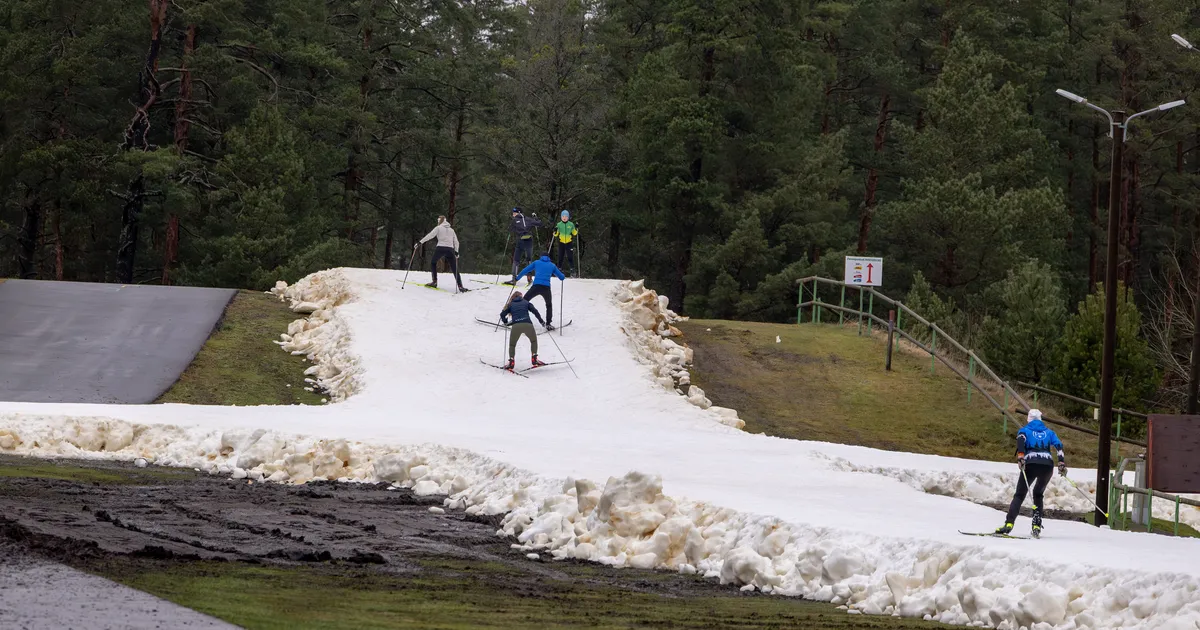 GALERII ⟩ Väljas valitsevad soojakraadid, aga Jõulumäel saab juba suusatada