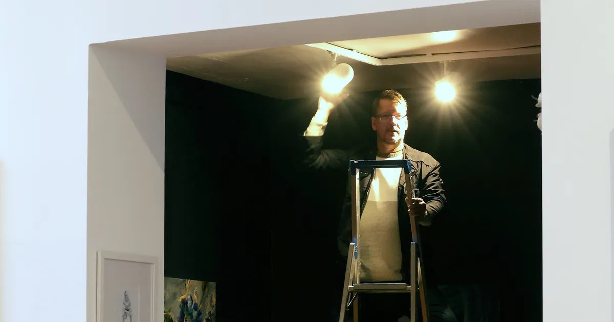 Aastanäituse kohaloleku ja taju teemal kujundas lavastuskunstnik Karmo Mende