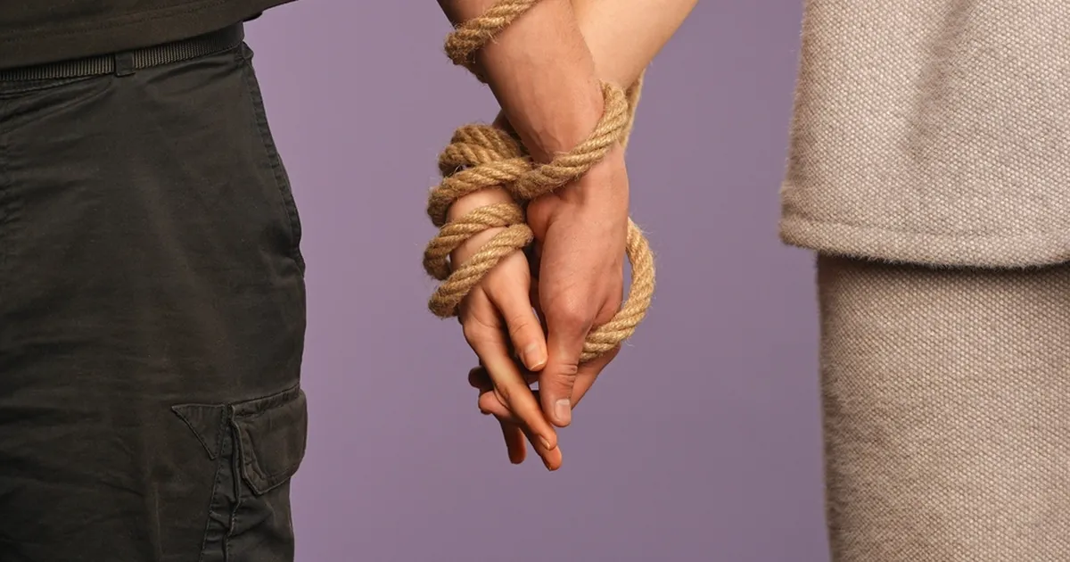 Mees ja naine sidusid end aastaks kokku, et näha, mis saab