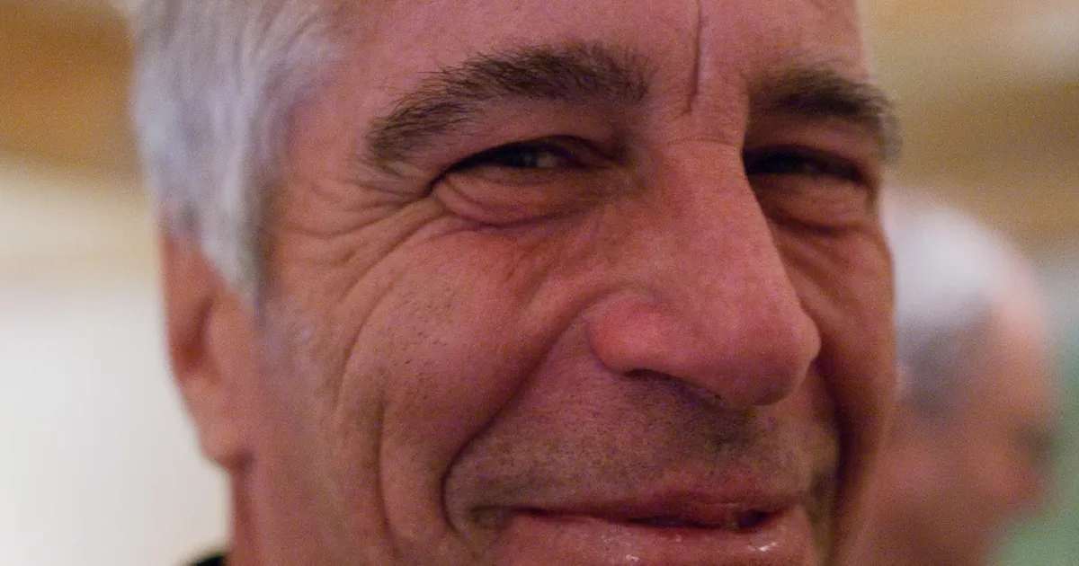 FOTOD ⟩ Kritseldused naiste kehadel ja kuulsad mehed: avalikustati uued veidrad kaadrid seoses Jeffrey Epsteiniga