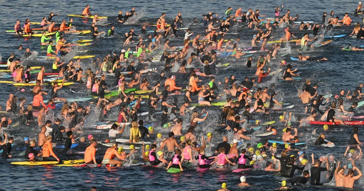 SÜDAMLIK VIDEO ⟩ Bondi tragöödia mälestuseks: surfarid ja ujujad kogunesid austama ohvreid