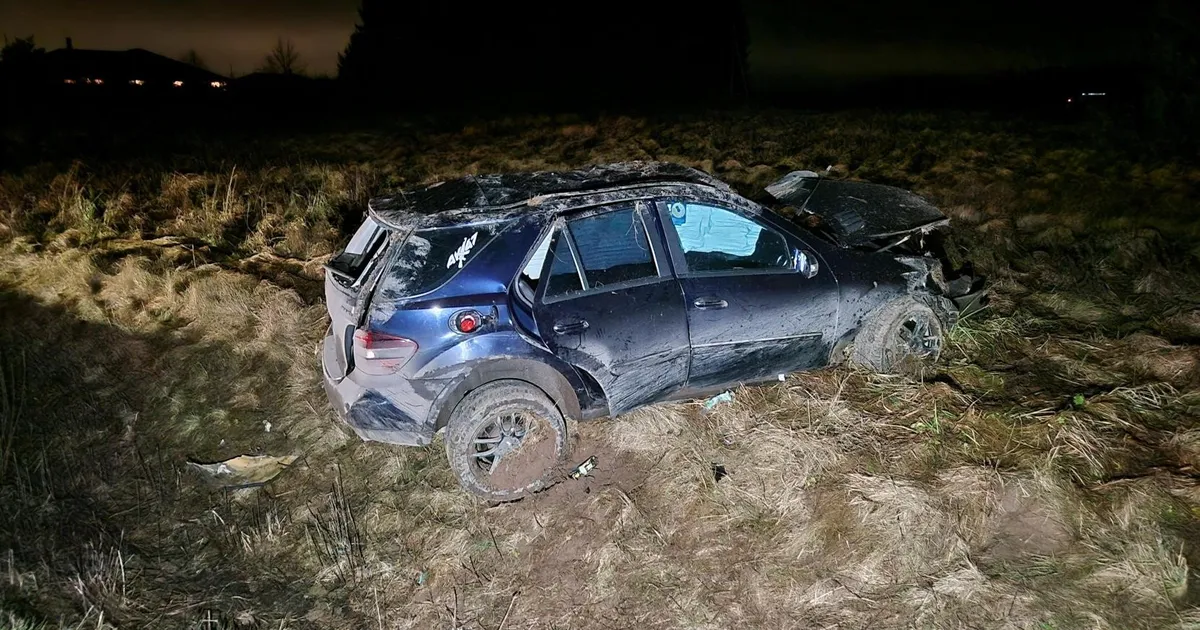 FOTOD ⟩ Juhiloata purjus mees keeras Tartu külje all auto mitu korda üle katuse