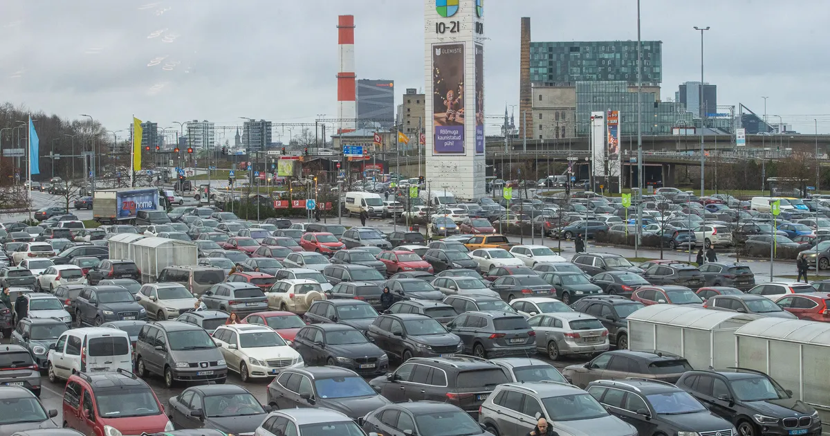 GALERII ⟩ Rahvast rohkem kui inimesi! Tallinlased ummistasid jõulušopinguga kaubanduskeskuste parklad