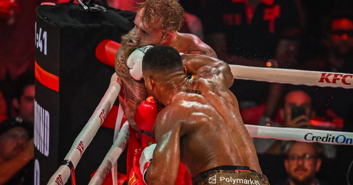 FOTO ⟩ Briti poksitähelt klohmida saanud Jake Paul vajas operatsiooni