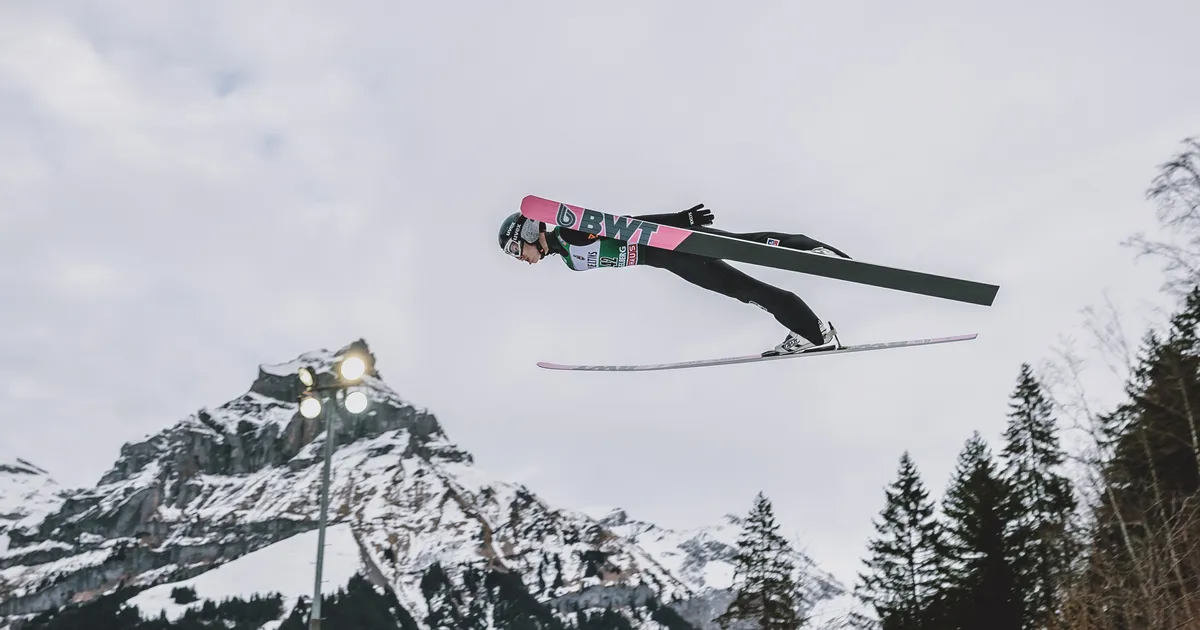 VIDEO ⟩ Suusahüppemaailm loodab, et uue aasta esimest võistlust karkudel jälgiv Aigro terveneks olümpiaks