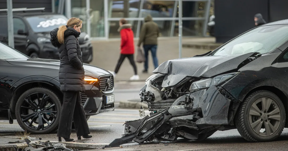 FOTOD JA VIDEO ⟩ Sikupilli keskuse juures põrkasid kaks autot kokku