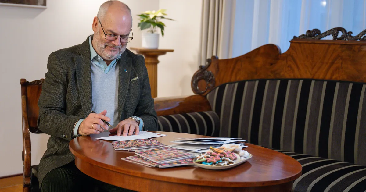 FOTOD ⟩ 2000 presidendi tervitust teel: Alar Karise jõulukaart rõhutab lugemuse tähtsust ja kestvust