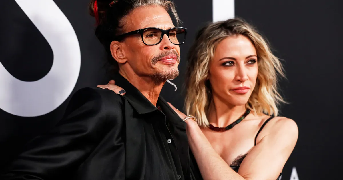 KUULUJUTT ⟩ 77-aastase rokkari Steven Tyleri suhe pea 40 aastat noorema naisega on karile jooksmas