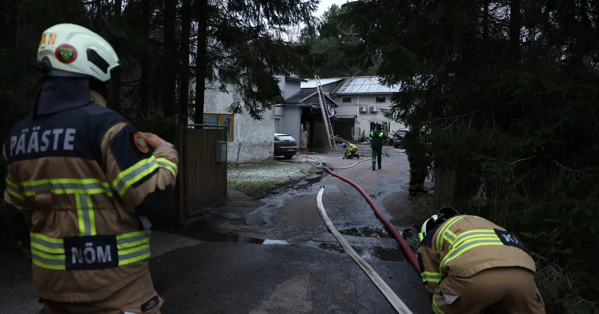 GALERII ⟩ Nõmmel põleb autoremonditöökoda