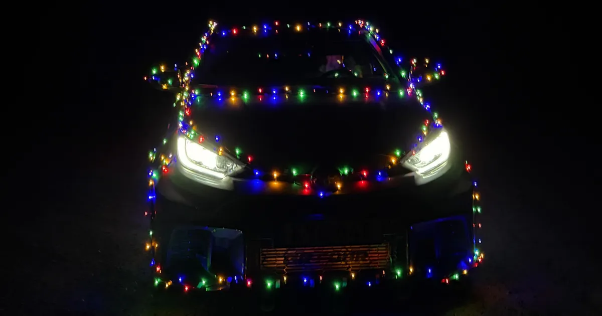 VIDEO ⟩ Piilume Robert Virvese kingikotti, Oliver Solberg muutis Toyota jõulupuuks