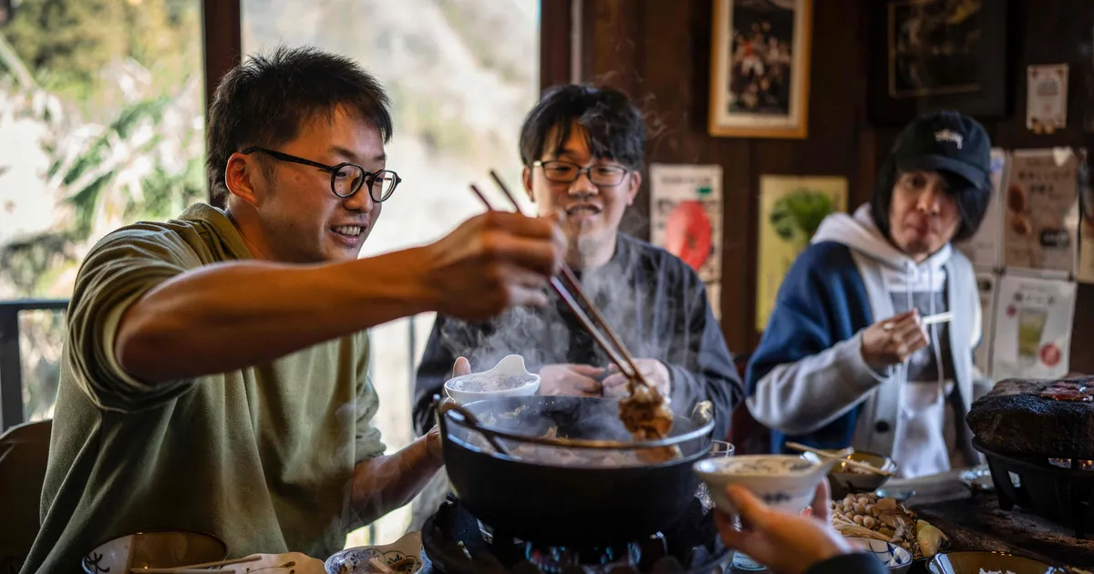 Karurünnakutega kimpus Jaapani gurmaanid seisavad mõmmikuprae mekkimiseks järjekorras